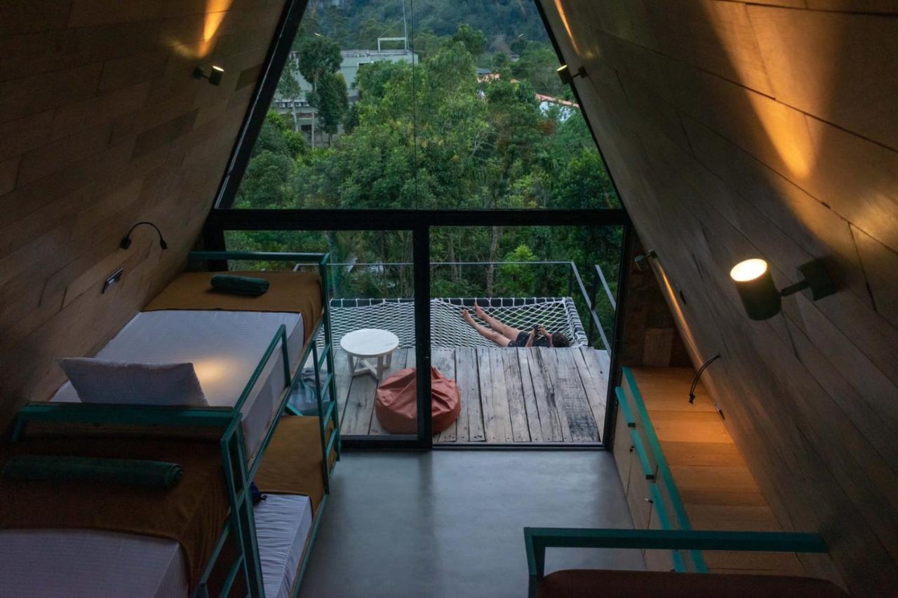 אלה Wild Bee Hostel מראה חיצוני תמונה
