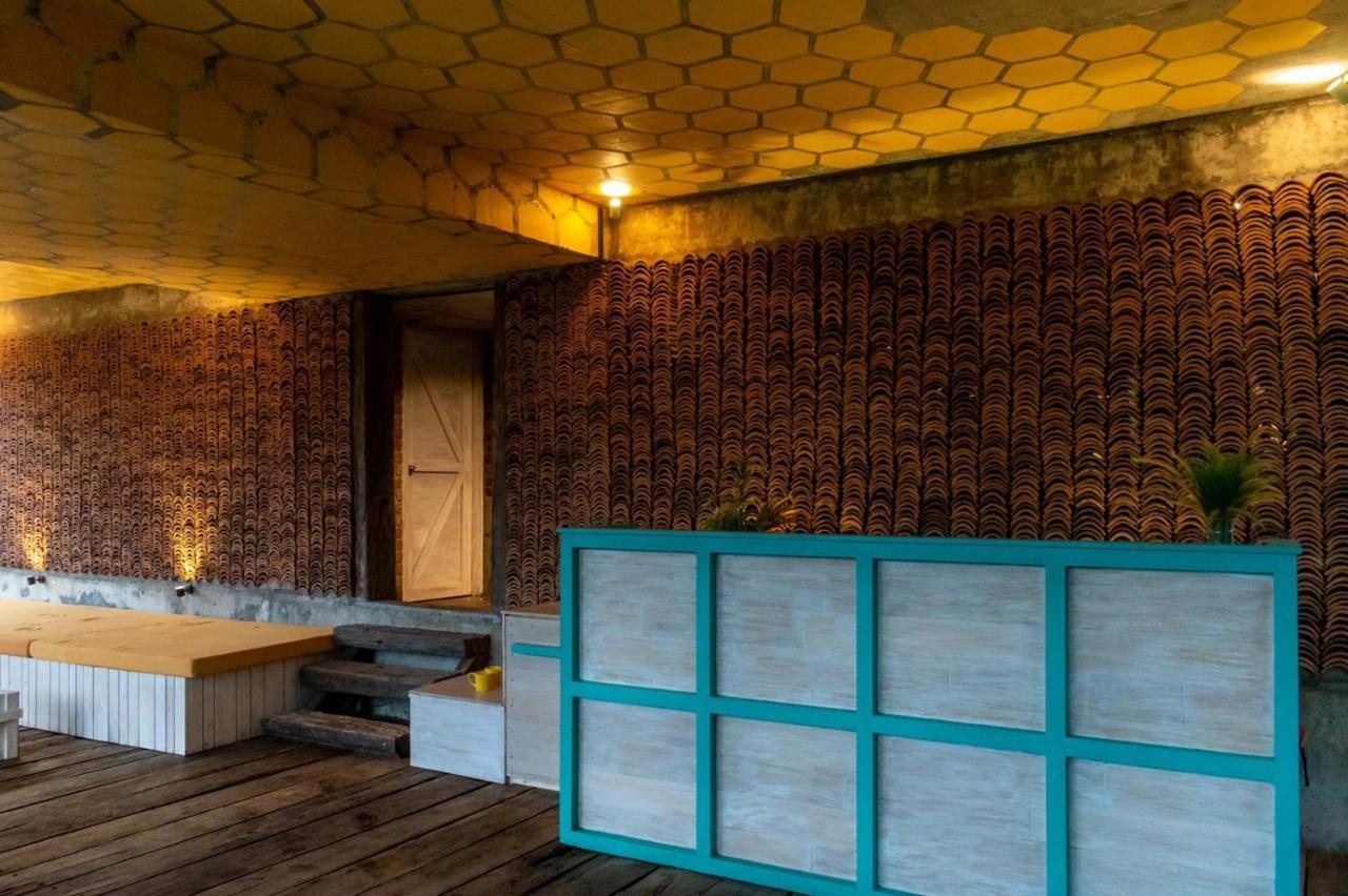 אלה Wild Bee Hostel מראה חיצוני תמונה
