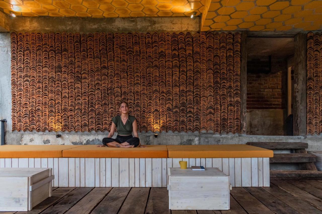 אלה Wild Bee Hostel מראה חיצוני תמונה