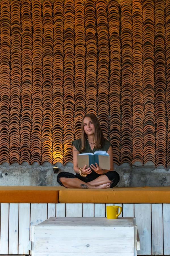 אלה Wild Bee Hostel מראה חיצוני תמונה