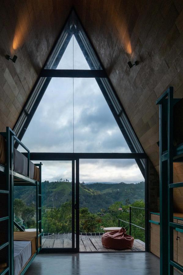 אלה Wild Bee Hostel מראה חיצוני תמונה