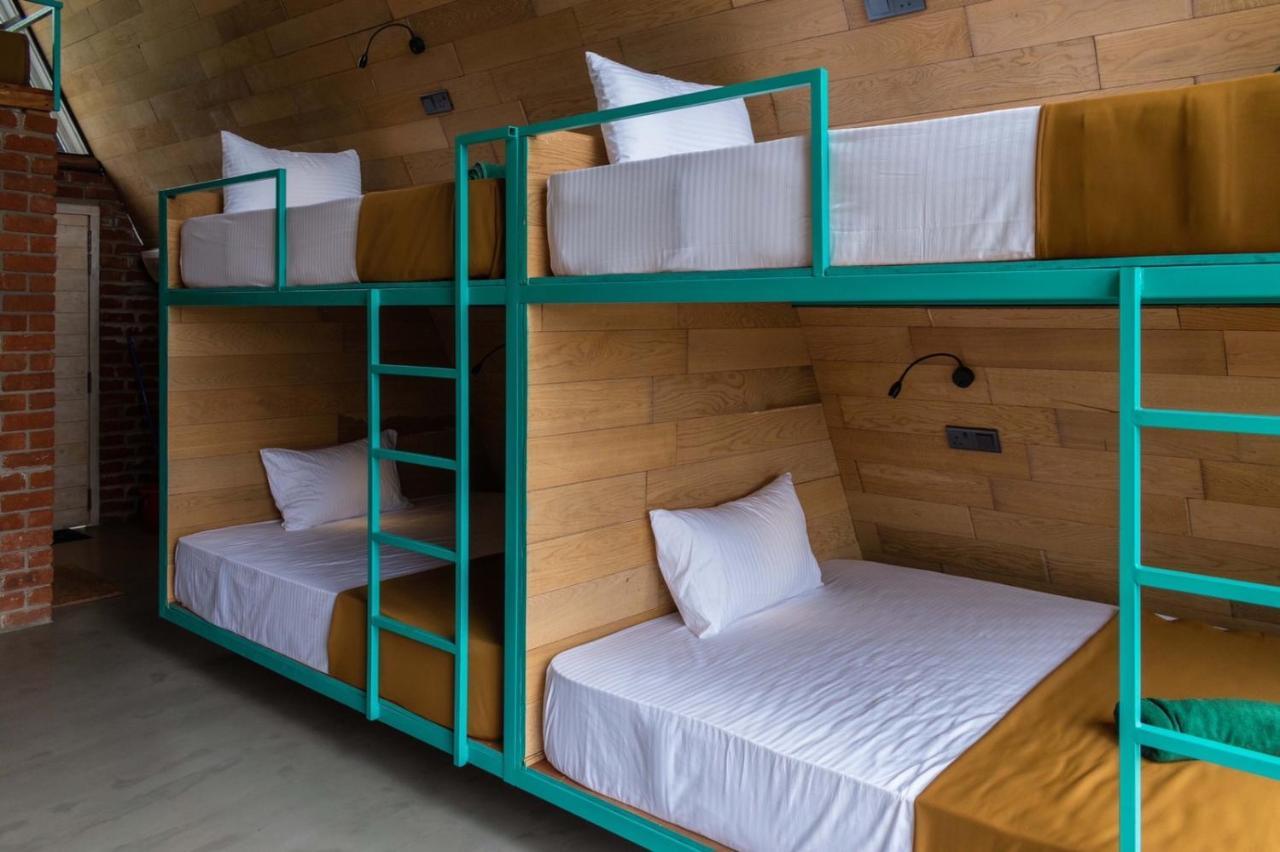 אלה Wild Bee Hostel מראה חיצוני תמונה